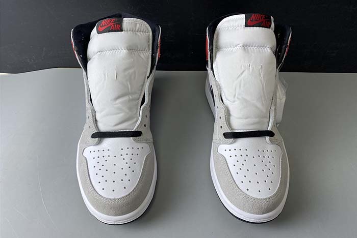 Air Jordan 1 “Light Smoke Grey”  555088-126