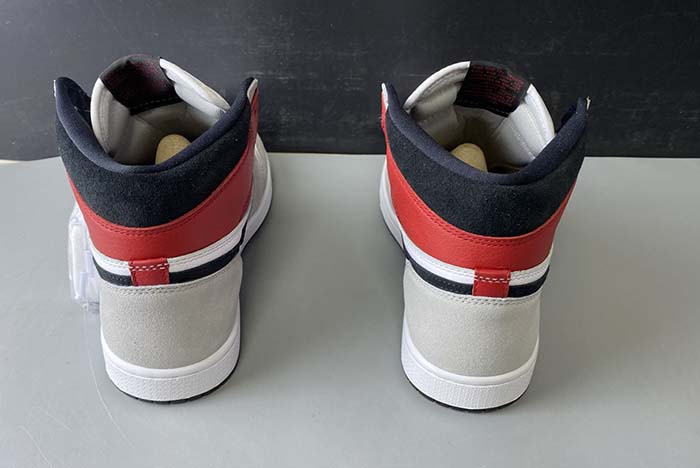 Air Jordan 1 “Light Smoke Grey”  555088-126