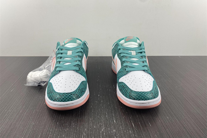 Dunk SB Low "Snake Skin"   DR8577-300
