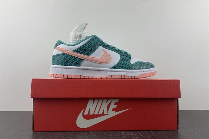 Dunk SB Low "Snake Skin"   DR8577-300