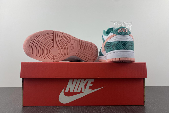 Dunk SB Low "Snake Skin"   DR8577-300