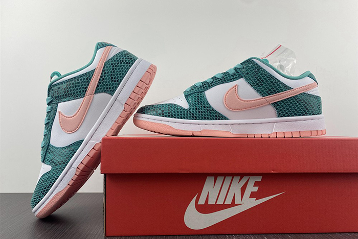 Dunk SB Low "Snake Skin"   DR8577-300