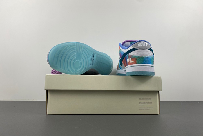Futura Laboratories x Nike SB Dunk Low  HF6061-400