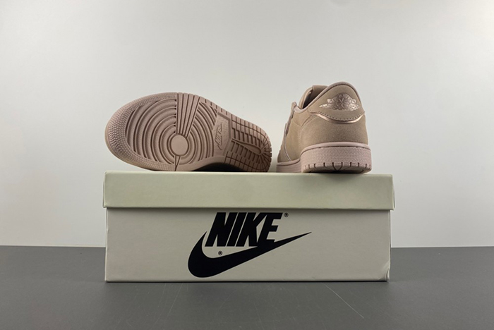 Travis Scott x Air Jordan 1  AO1935-204